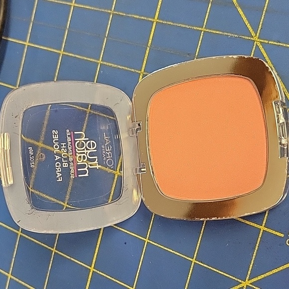 L'Oreal Pink Blush Soft Matte Finish 6g New Rosey Outlook - Picture 4 of 4